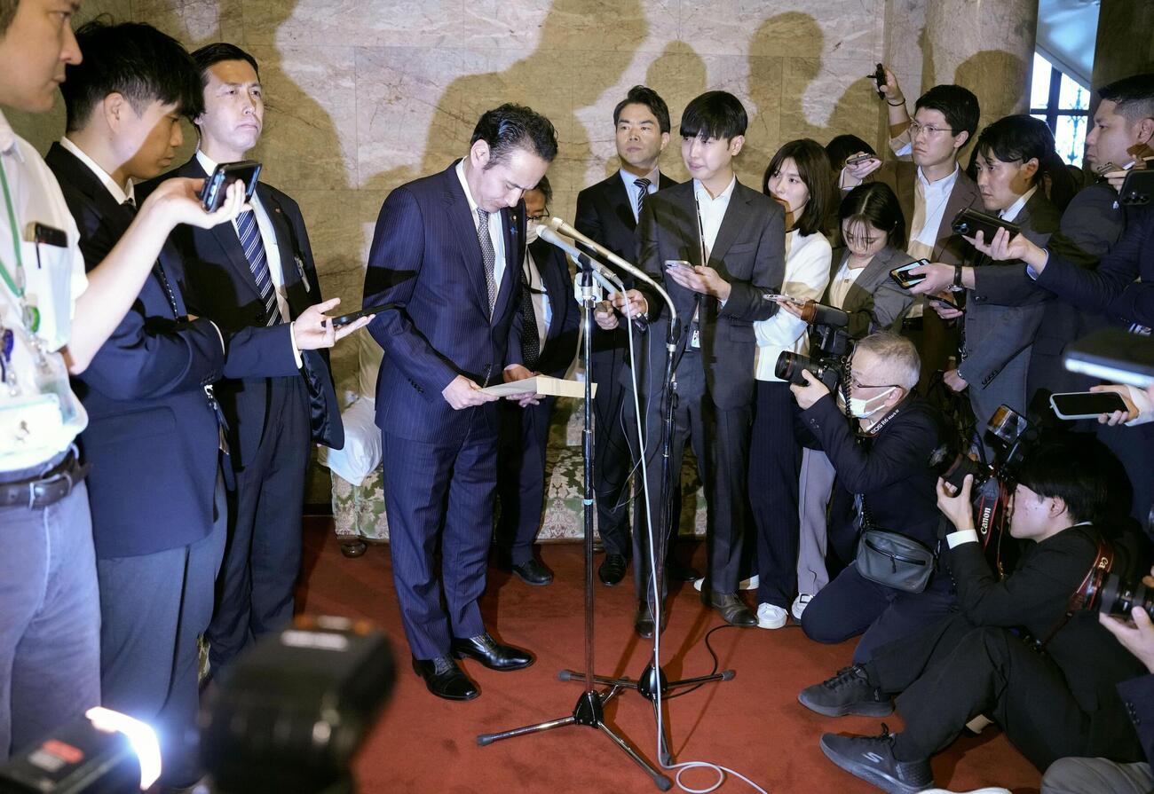 自治体予算削減発言を撤回し、謝罪する簗農相＝5日午後、国会（共同）