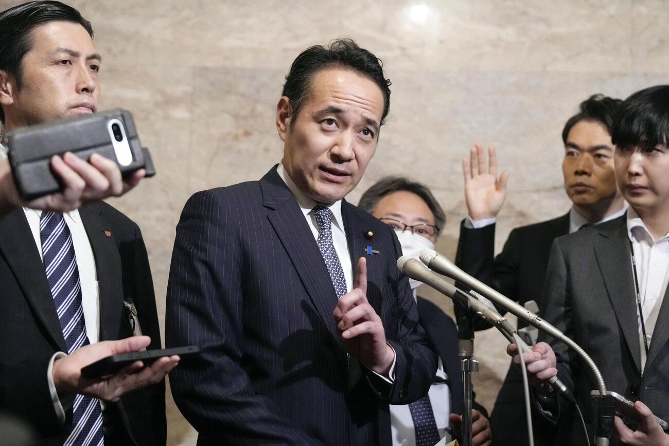 記者団の取材に応じる簗農相。自治体予算削減発言を撤回し、謝罪した＝5日午後、国会（共同）