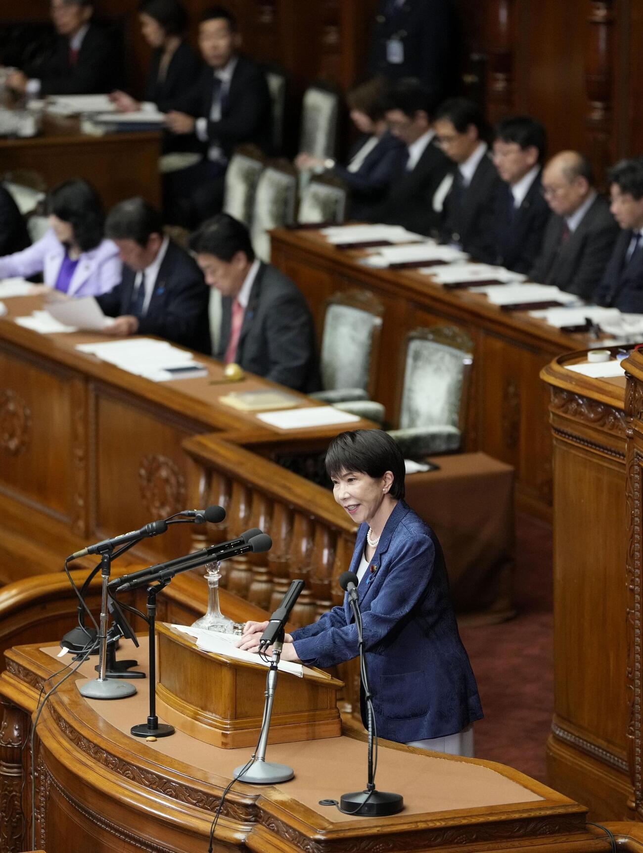 衆院本会議で所信表明演説をする高市首相＝5日午後（共同）