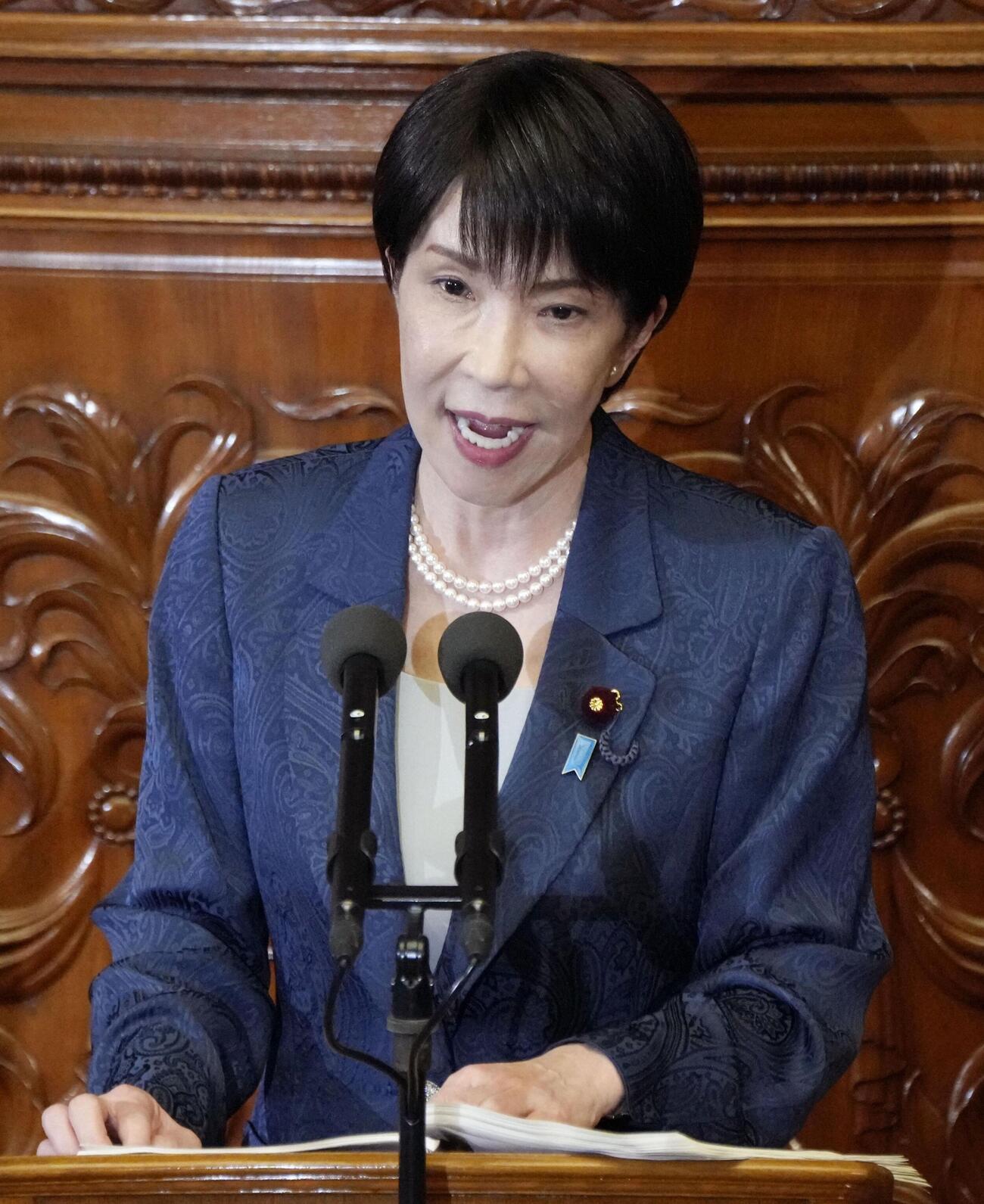衆院本会議で所信表明演説をする高市首相。演説に先立ち、在沖縄米兵の事件にも言及した（共同）
