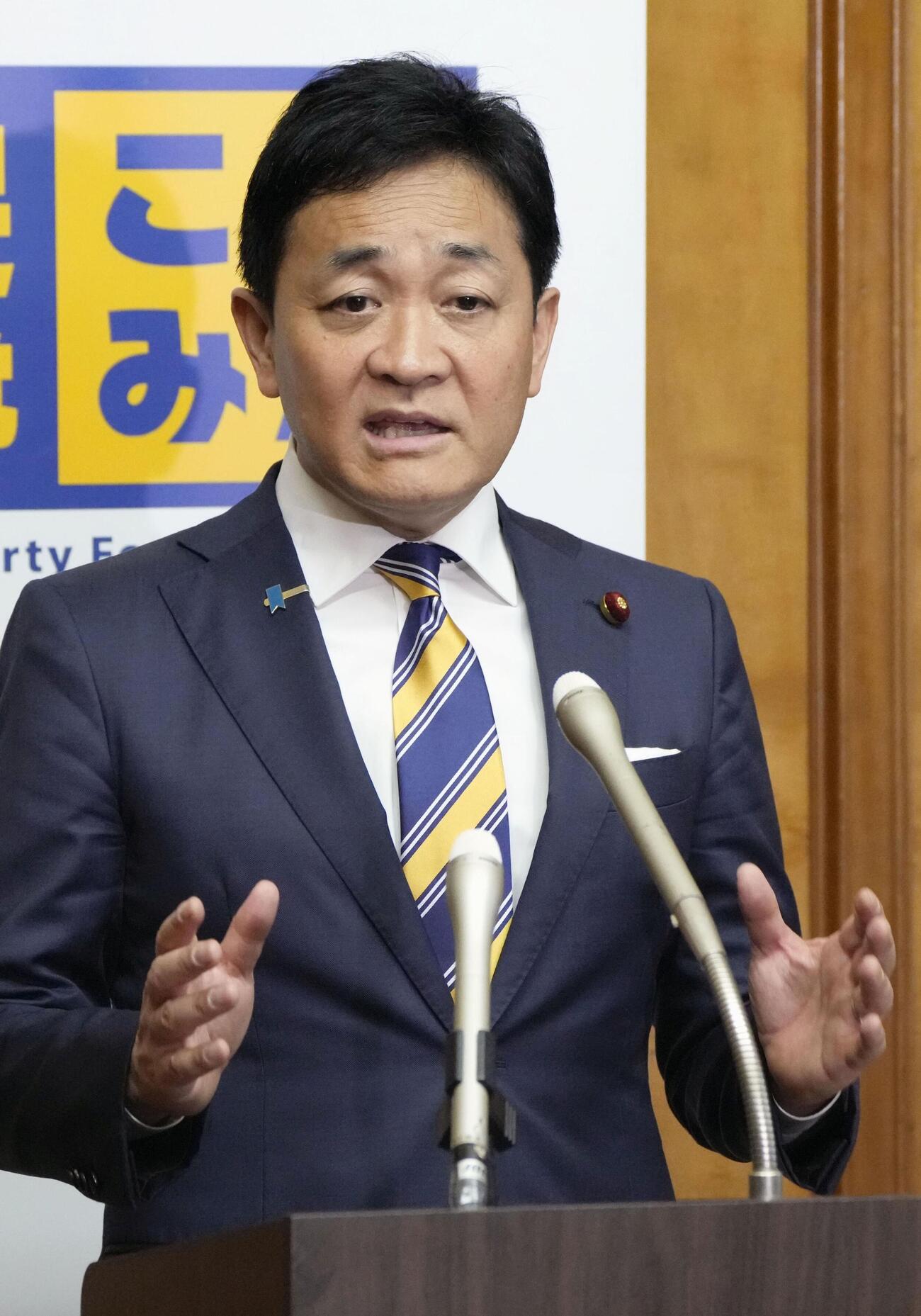 記者団の取材に応じる国民民主党の玉木代表＝5日午後、国会（共同）