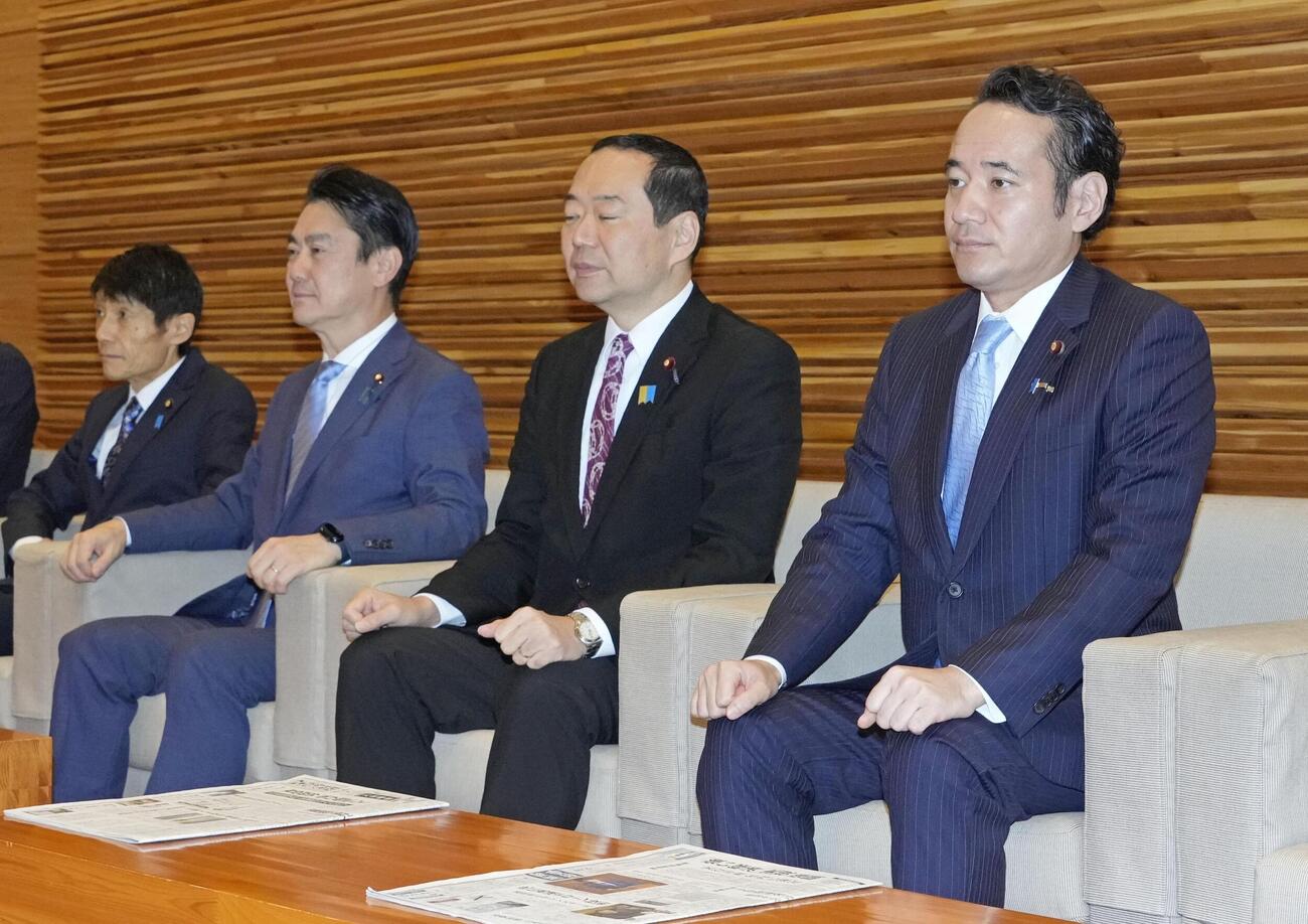 閣議に臨む簗農相（右端）＝6日午前、首相官邸（共同）