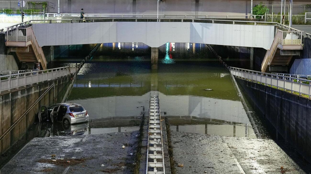 8月、冠水した千葉市中央区のアンダーパス。立ち往生した車が水に漬かっていた（共同）