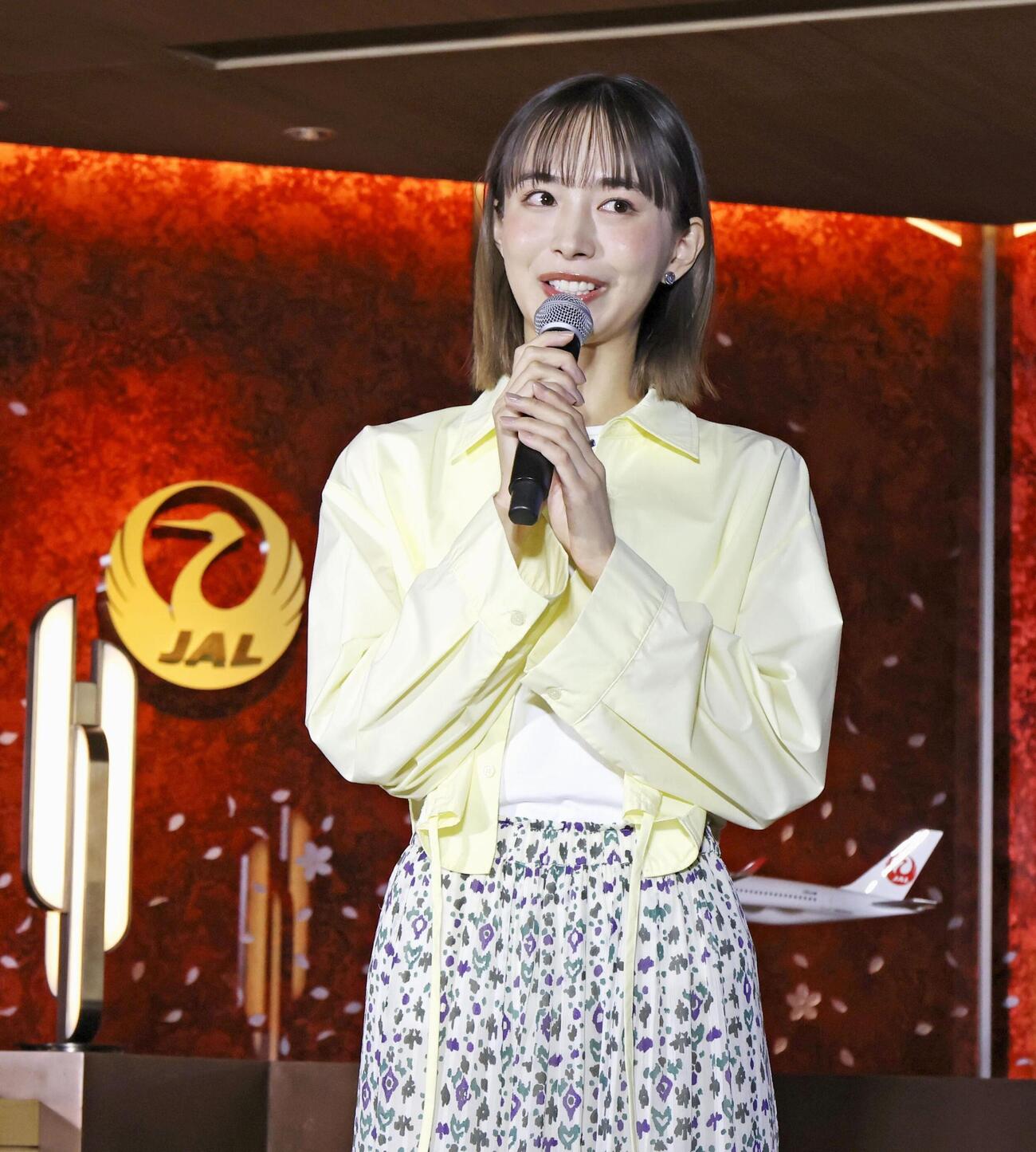 改修された日航の国内線ラウンジに立つ俳優の井桁弘恵（共同）