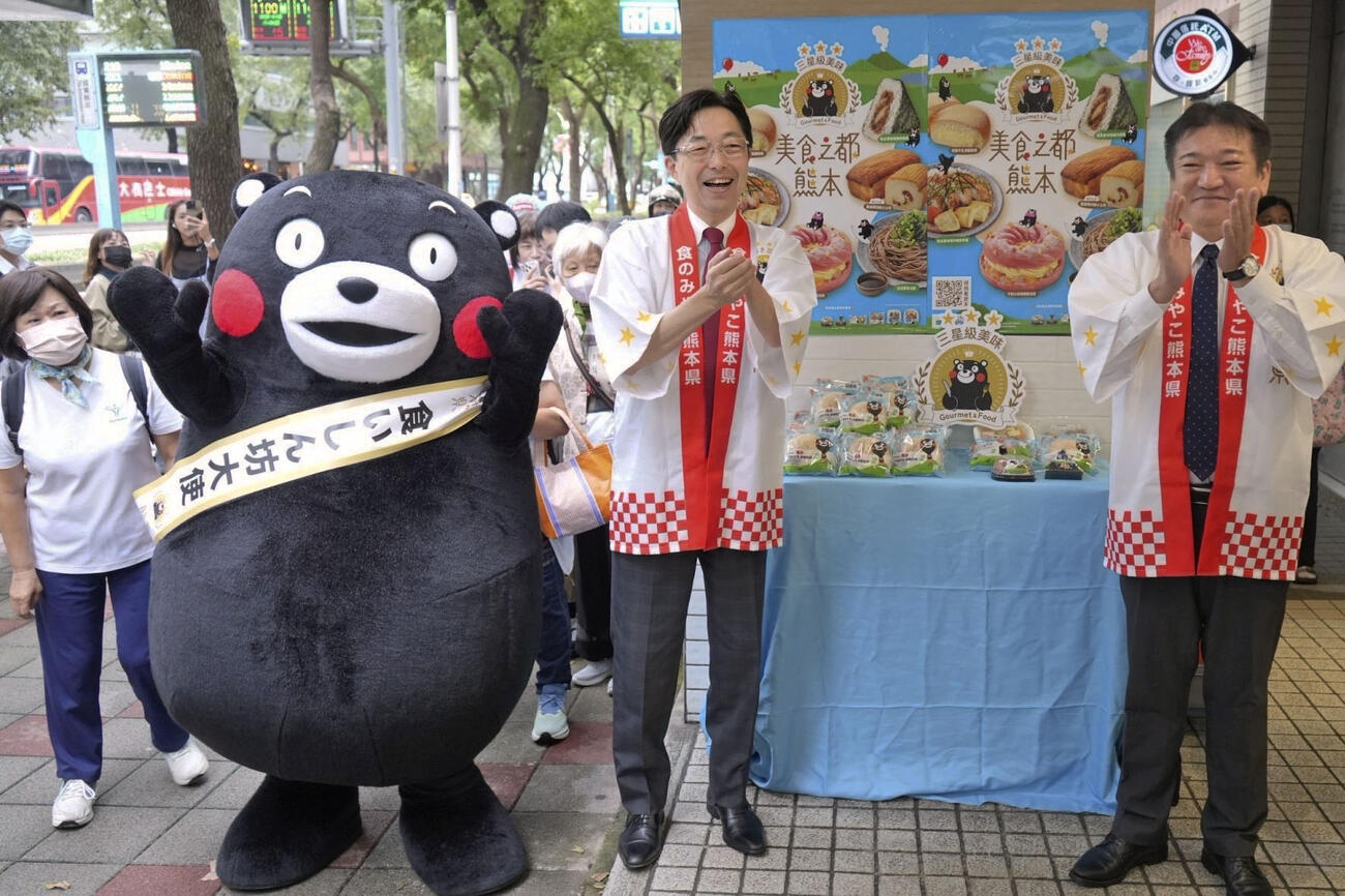 台湾・台北市で熊本県産食材を宣伝した木村敬県知事（左）と内野幸喜県議会議長＝6日（共同）