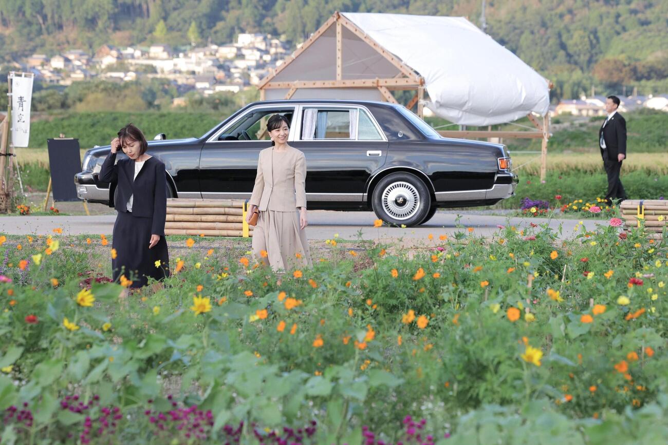 京都・亀岡保津川公園に到着された佳子さま＝6日午後、亀岡市（代表撮影）(共同)
