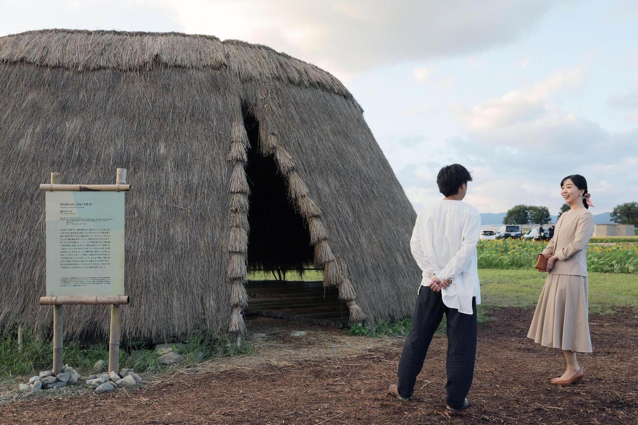 京都・亀岡保津川公園でアート作品を見学される佳子さま＝6日午後、亀岡市（代表撮影）(共同)
