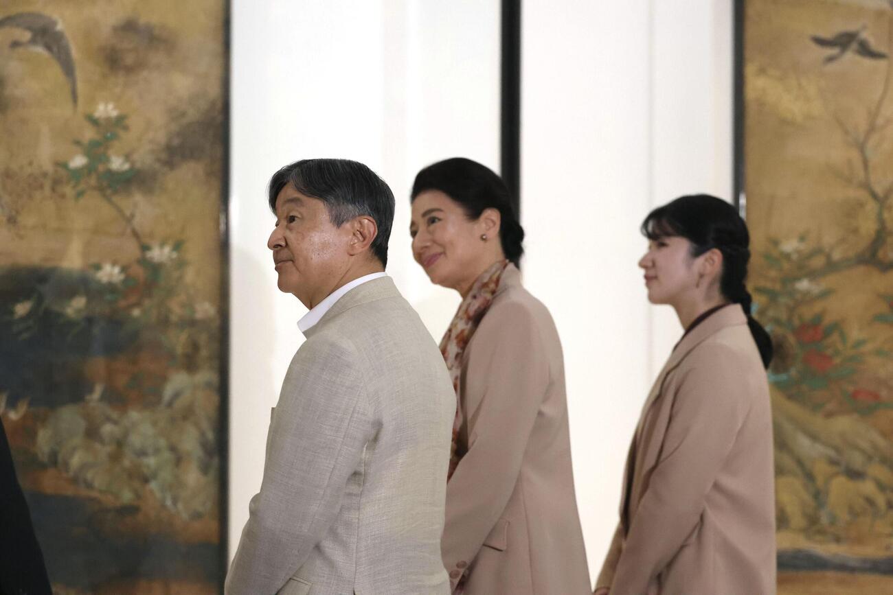 特別展「大英博物館日本美術コレクション　百花繚乱～海を越えた江戸絵画」を鑑賞される天皇、皇后両陛下と愛子さま（代表撮影）