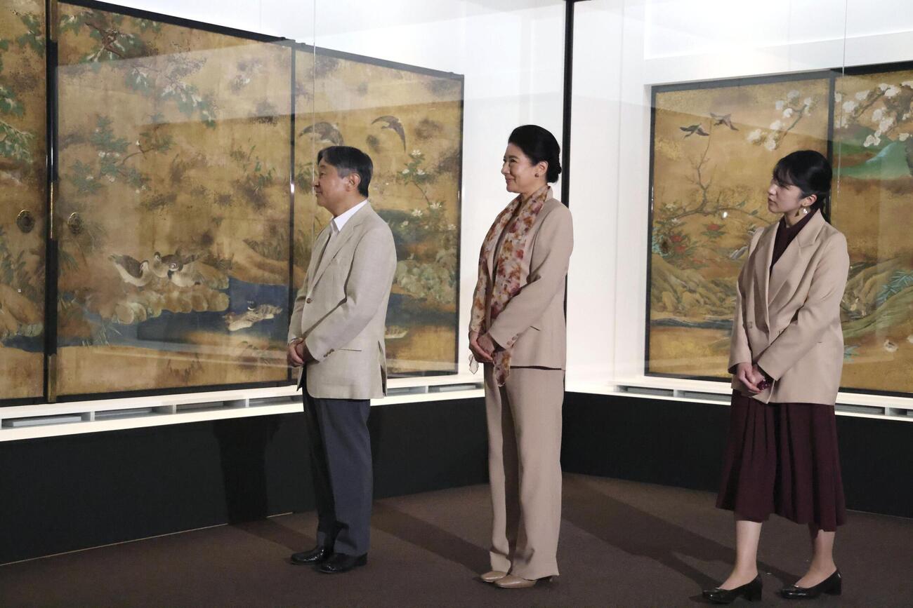 特別展「大英博物館日本美術コレクション　百花繚乱～海を越えた江戸絵画」を鑑賞される天皇、皇后両陛下と愛子さま（代表撮影）