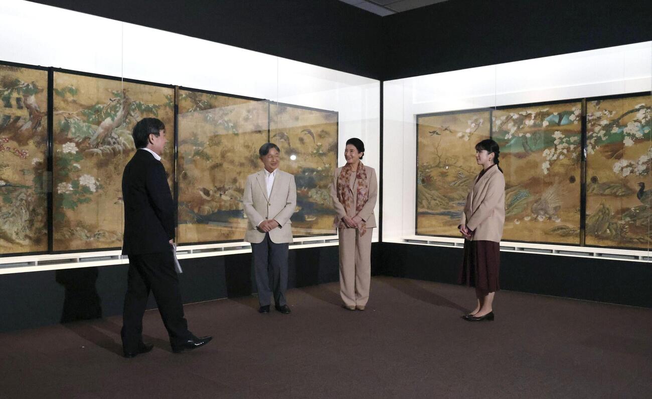特別展「大英博物館日本美術コレクション　百花繚乱～海を越えた江戸絵画」を鑑賞される天皇、皇后両陛下と愛子さま（代表撮影）