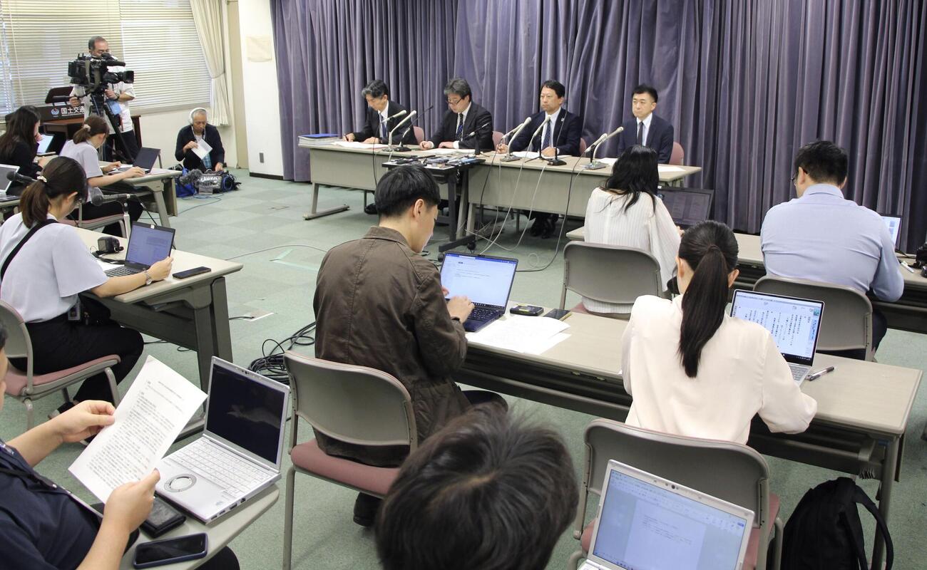 簗農相の自治体予算削減を巡る発言に関し、調査結果を説明する国交省の担当者＝6日午後、国交省(共同)