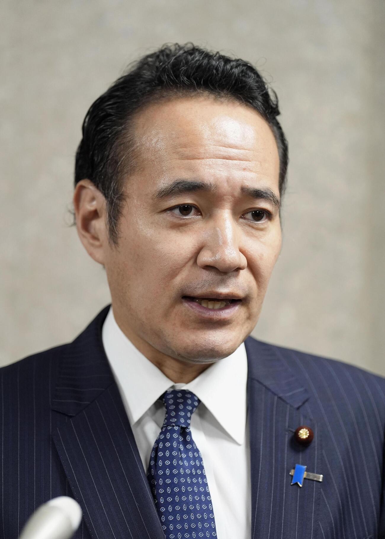 国交省の調査結果を受け、記者団の取材に応じる簗農相（共同）