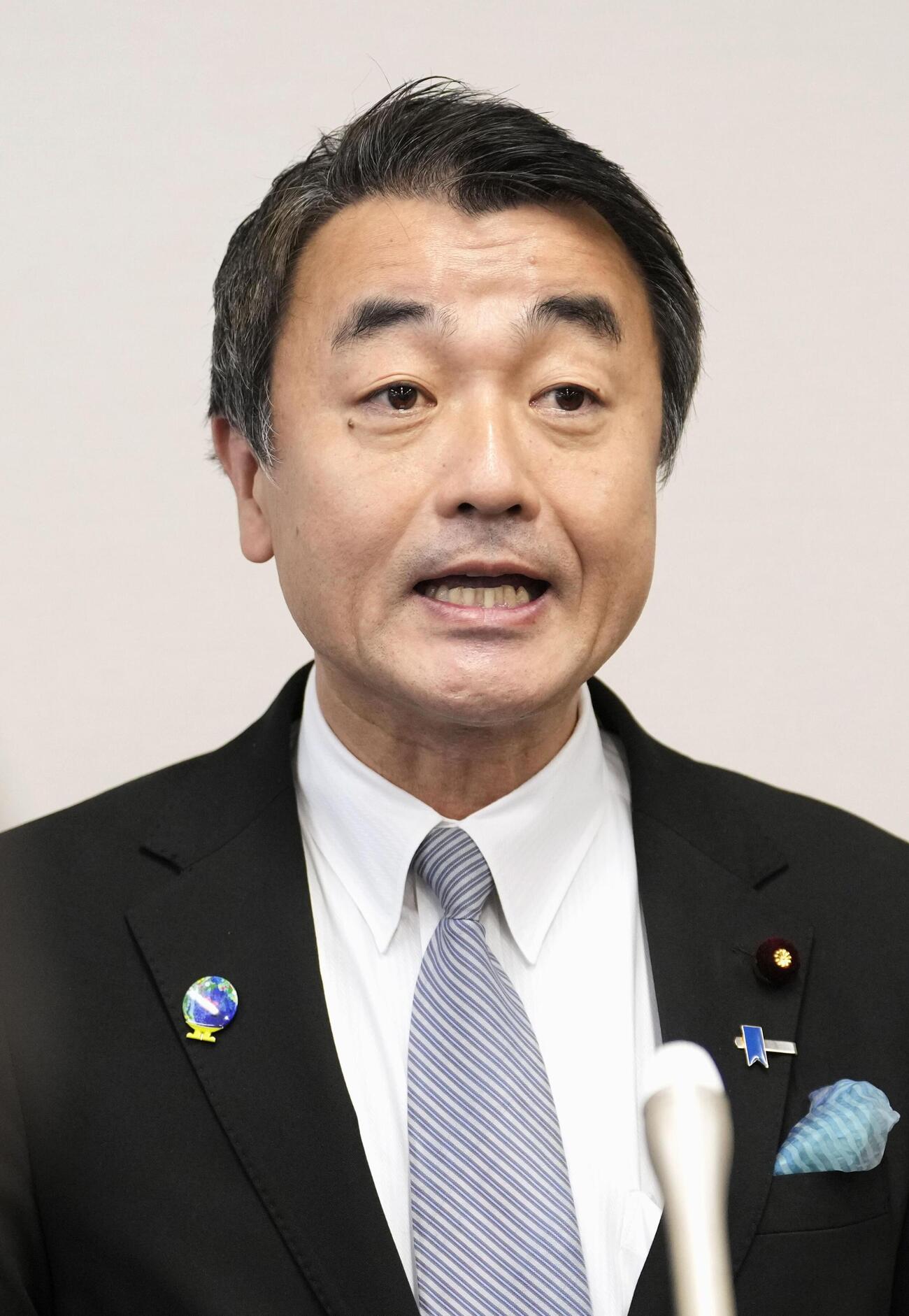 記者団の取材に応じる佐々木紀首相補佐官（共同）