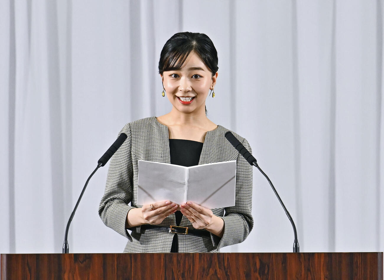 全国都市緑化祭の記念式典であいさつされる佳子さま＝7日午前、京都府亀岡市（代表撮影）（共同）