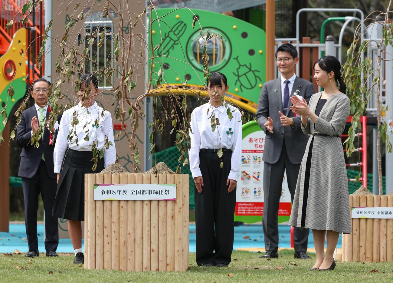 記念植樹に臨まれる佳子さま＝7日午前、京都府亀岡市（代表撮影）（共同）