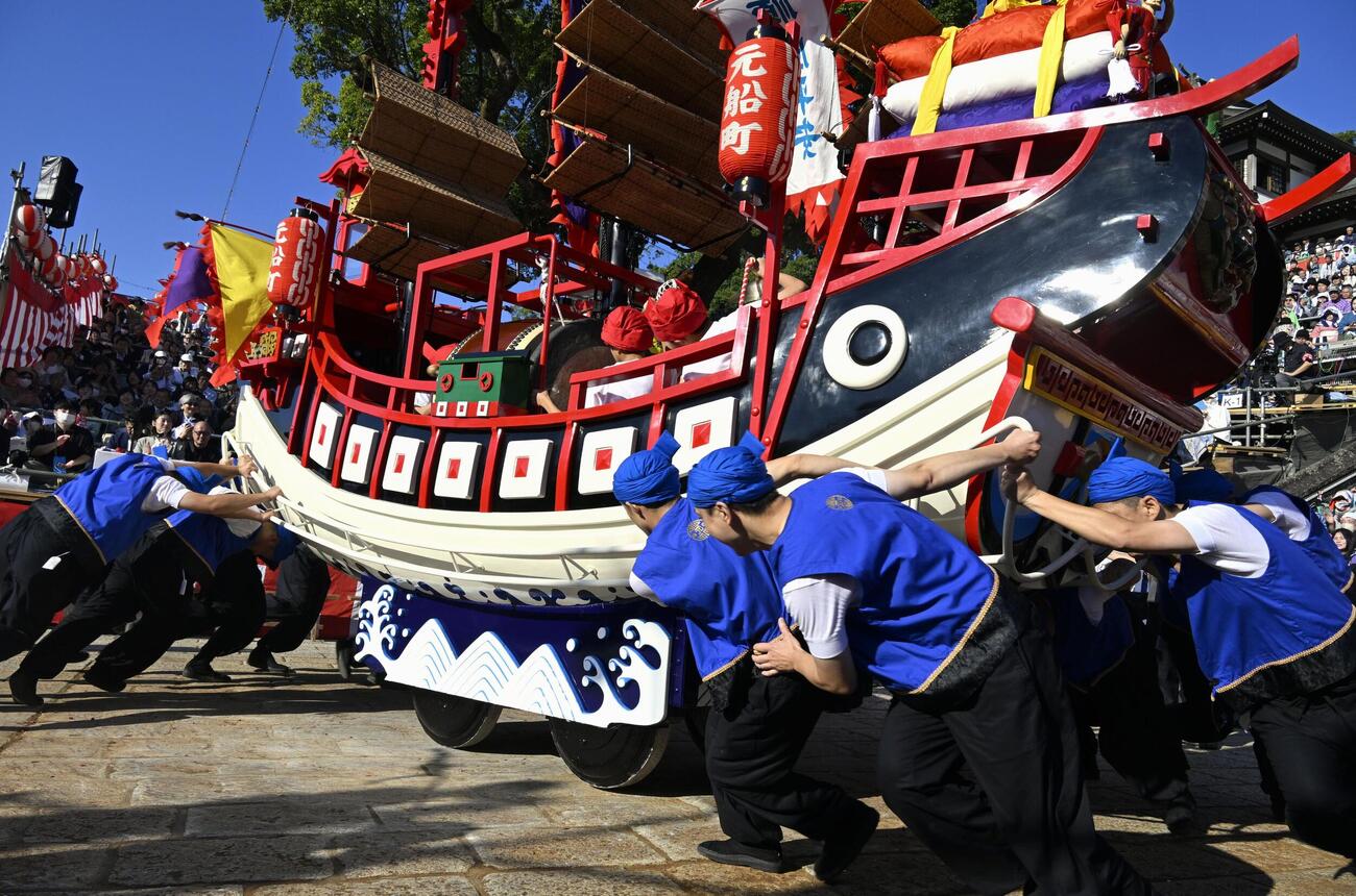秋の大祭「長崎くんち」で引き回される元船町の唐人船（共同）