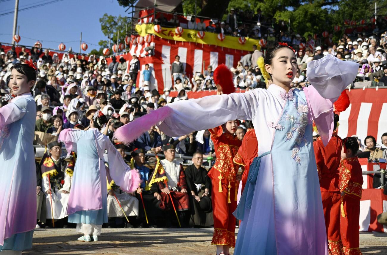 秋の大祭「長崎くんち」で披露された元船町の「唐船祭」で踊る子どもたち（共同）