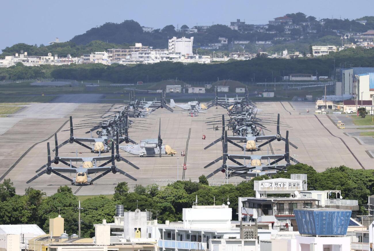 沖縄県宜野湾市の米軍普天間飛行場。駐機する輸送機MV22オスプレイの操縦席の窓にはカバーがかけられていた（共同）