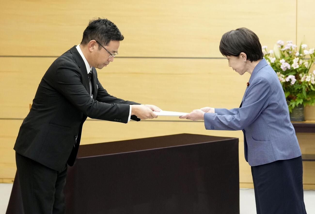在沖縄米兵の事件を受け、高市首相（右）に要請書を手渡す沖縄県の古謝玄太知事（共同）