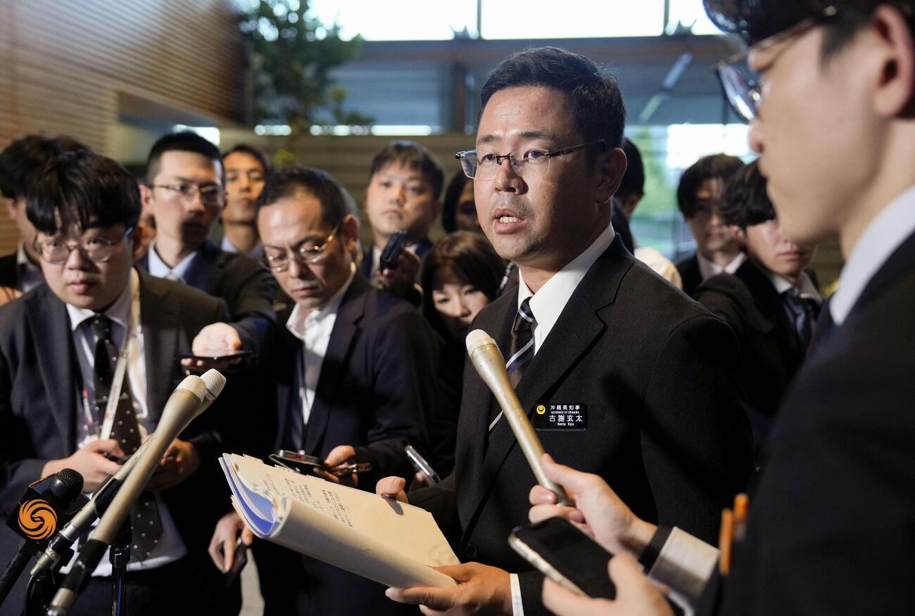 高市首相と面会し、記者団の取材に応じる沖縄県の古謝玄太知事（共同）