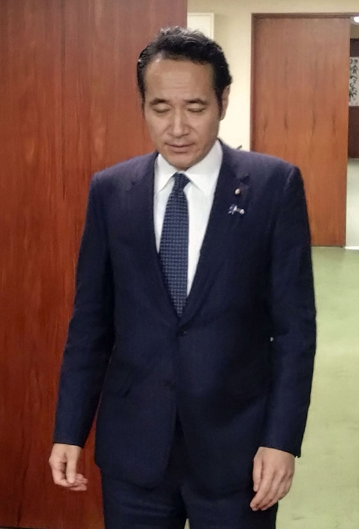 週刊誌報道について記者団の取材に応じる簗農相（共同）