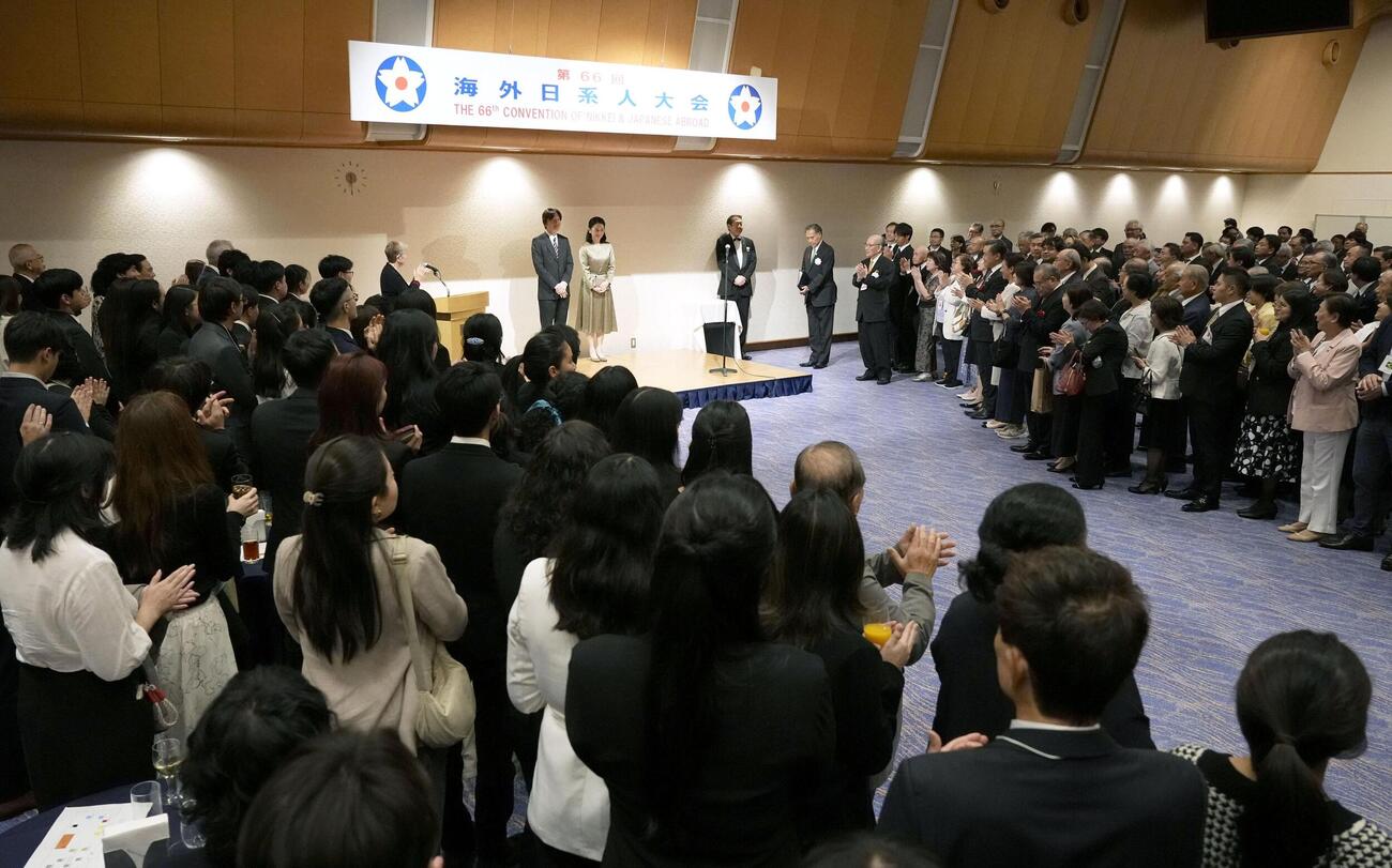 海外日系人大会の歓迎交流会に出席された秋篠宮ご夫妻（共同）