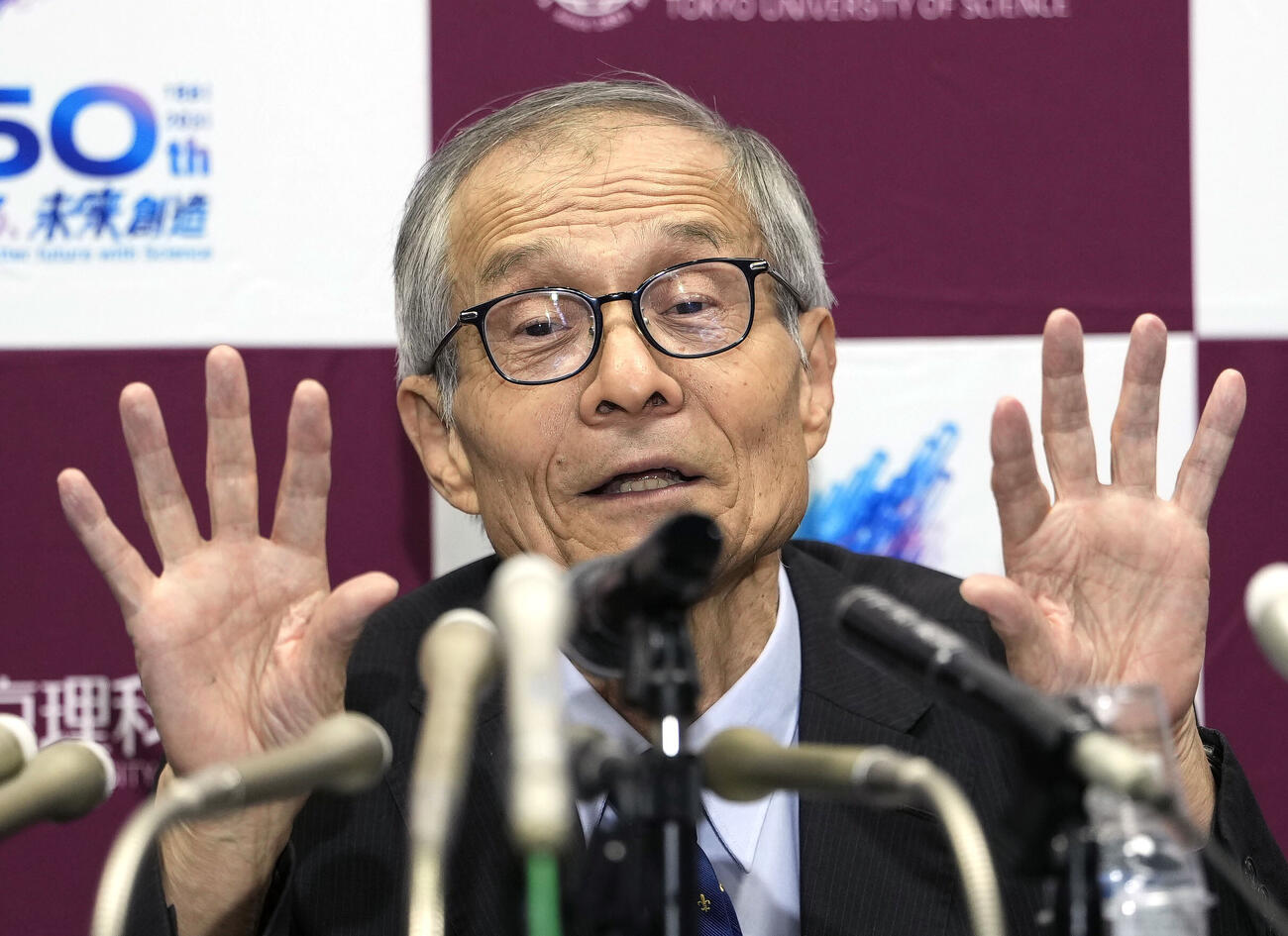 ノーベル化学賞に決まり、記者会見する硤合憲三・東京理科大名誉教授＝7日午後10時16分、東京都新宿区（共同）