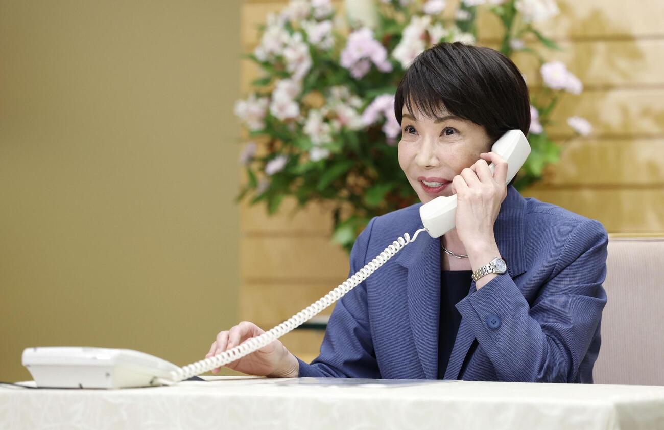 ノーベル化学賞に決まった、硤合憲三東京理科大名誉教授に電話で祝意を伝える高市首相＝7日午後9時22分、首相官邸（共同）
