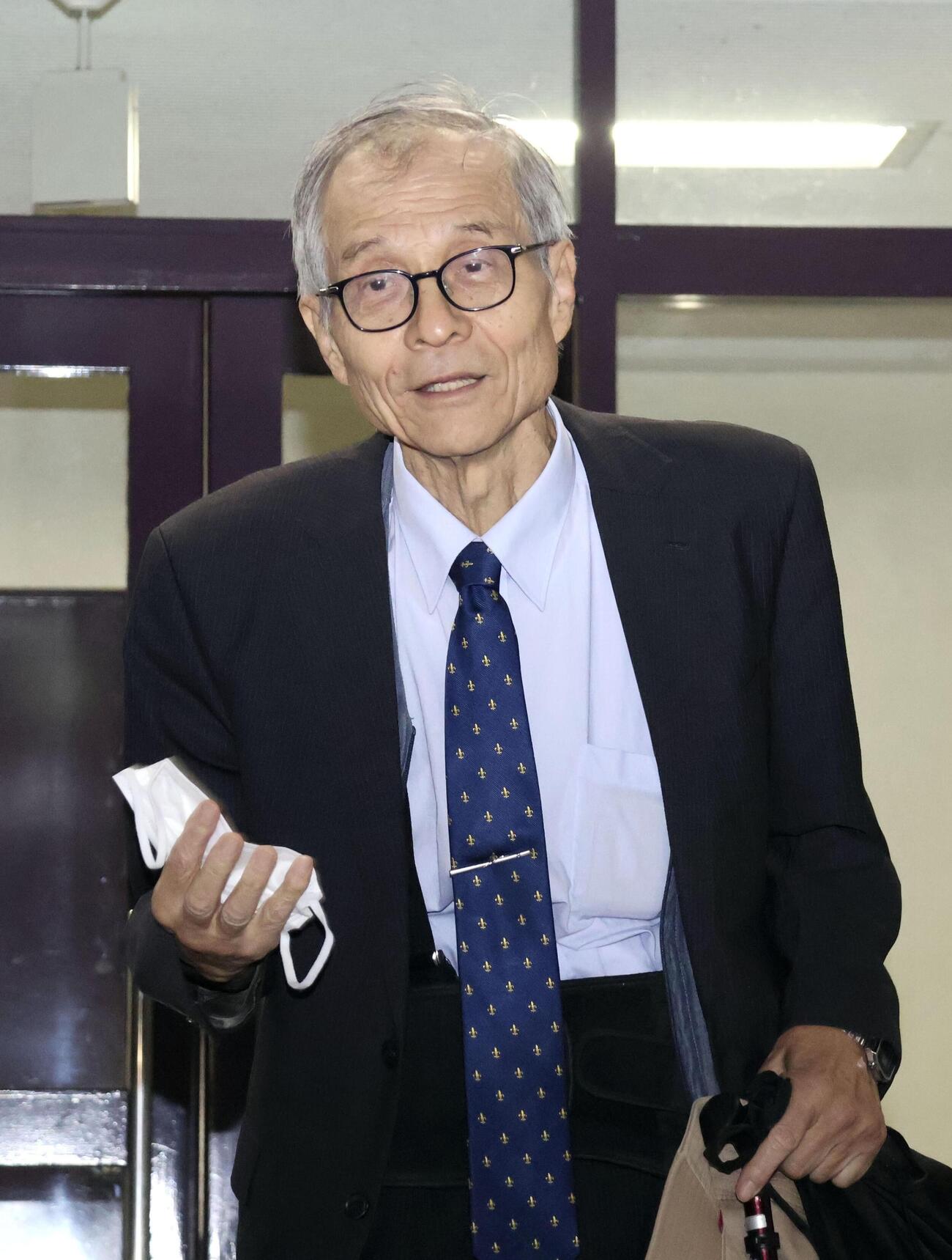 ノーベル化学賞に決まり、自宅前で喜びを語る硤合憲三・東京理科大名誉教授（共同）