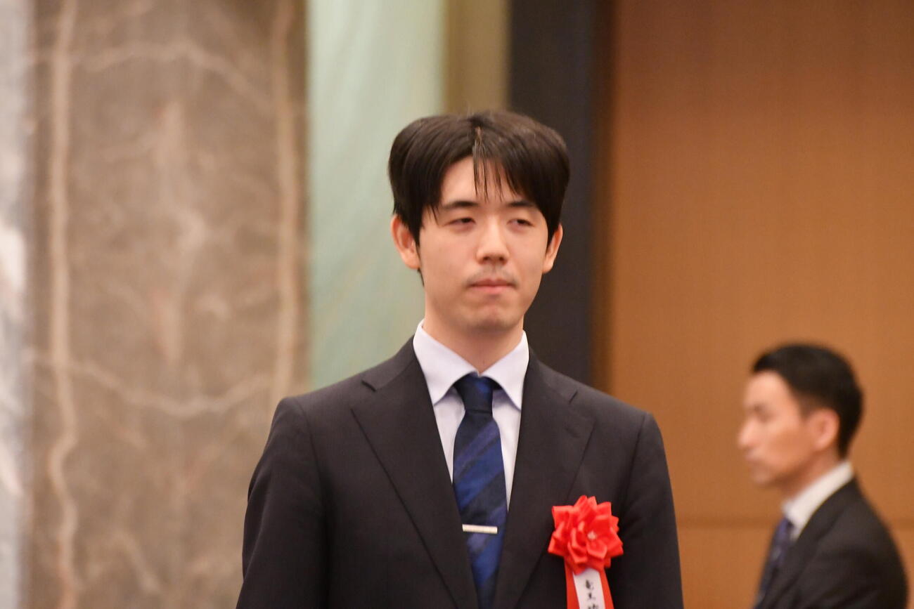 前夜祭らに入場する藤井聡太竜王