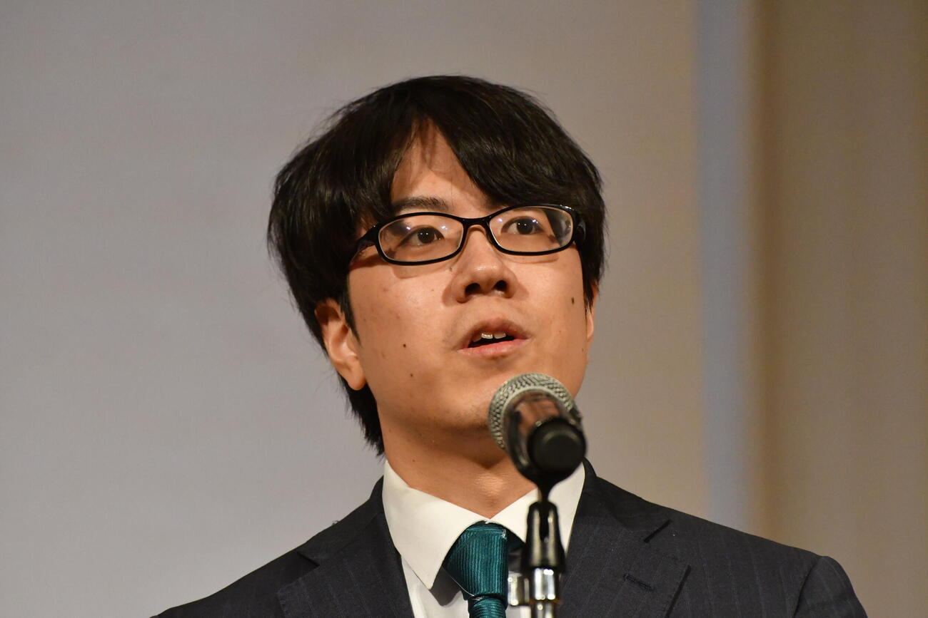 前夜祭で決意を述べる服部慎一郎七段
