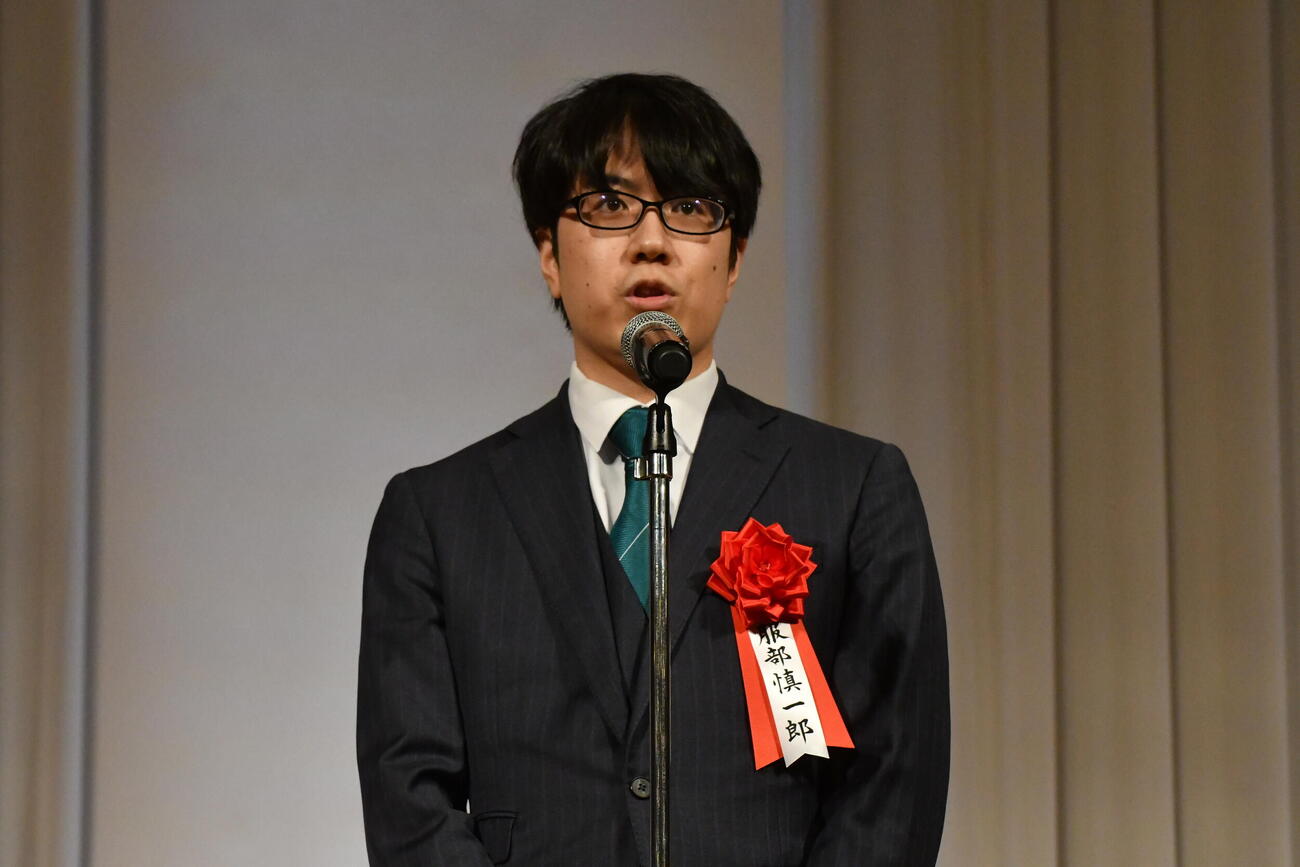 前夜祭で決意を述べる服部慎一郎七段