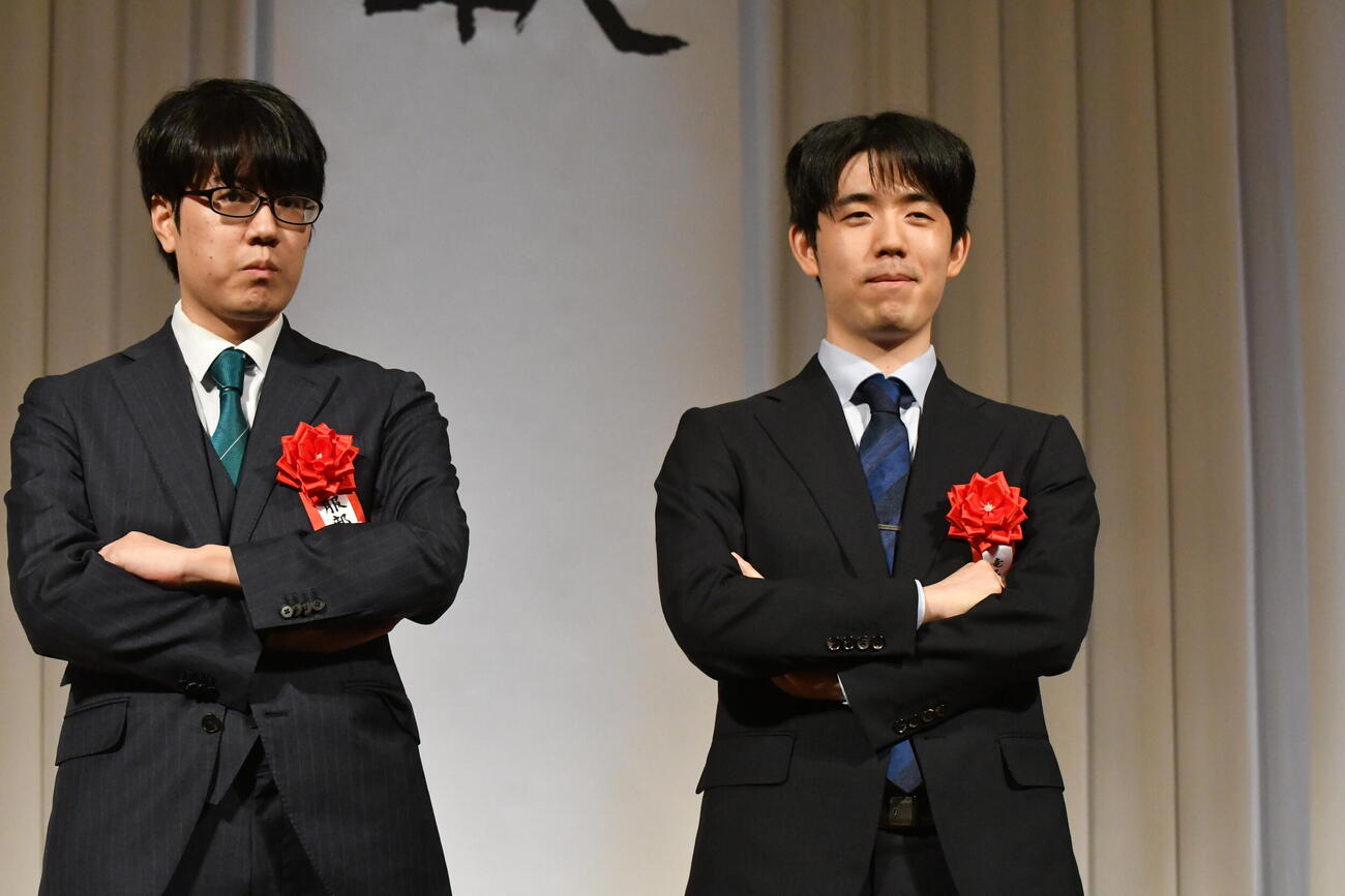開幕局に向けて腕組みで闘志を見せる挑戦者の服部慎一郎七段（左）と藤井聡太竜王（右）