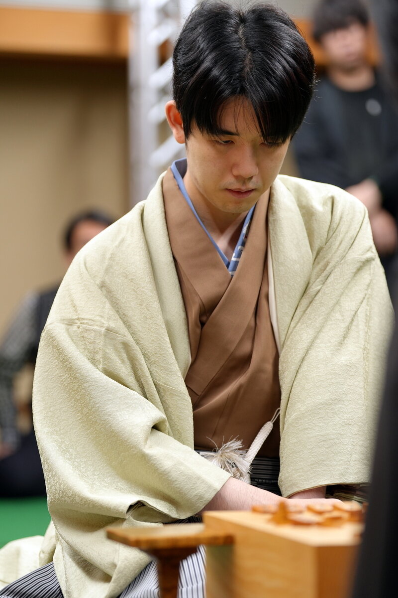6連覇を座して服部慎一郎七段の挑戦を受ける藤井聡太竜王（日本将棋連盟提供）