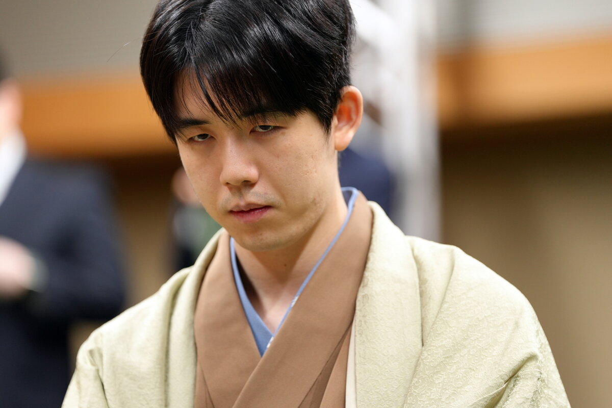 6連覇を座して服部慎一郎七段の挑戦を受ける藤井聡太竜王（日本将棋連盟提供）