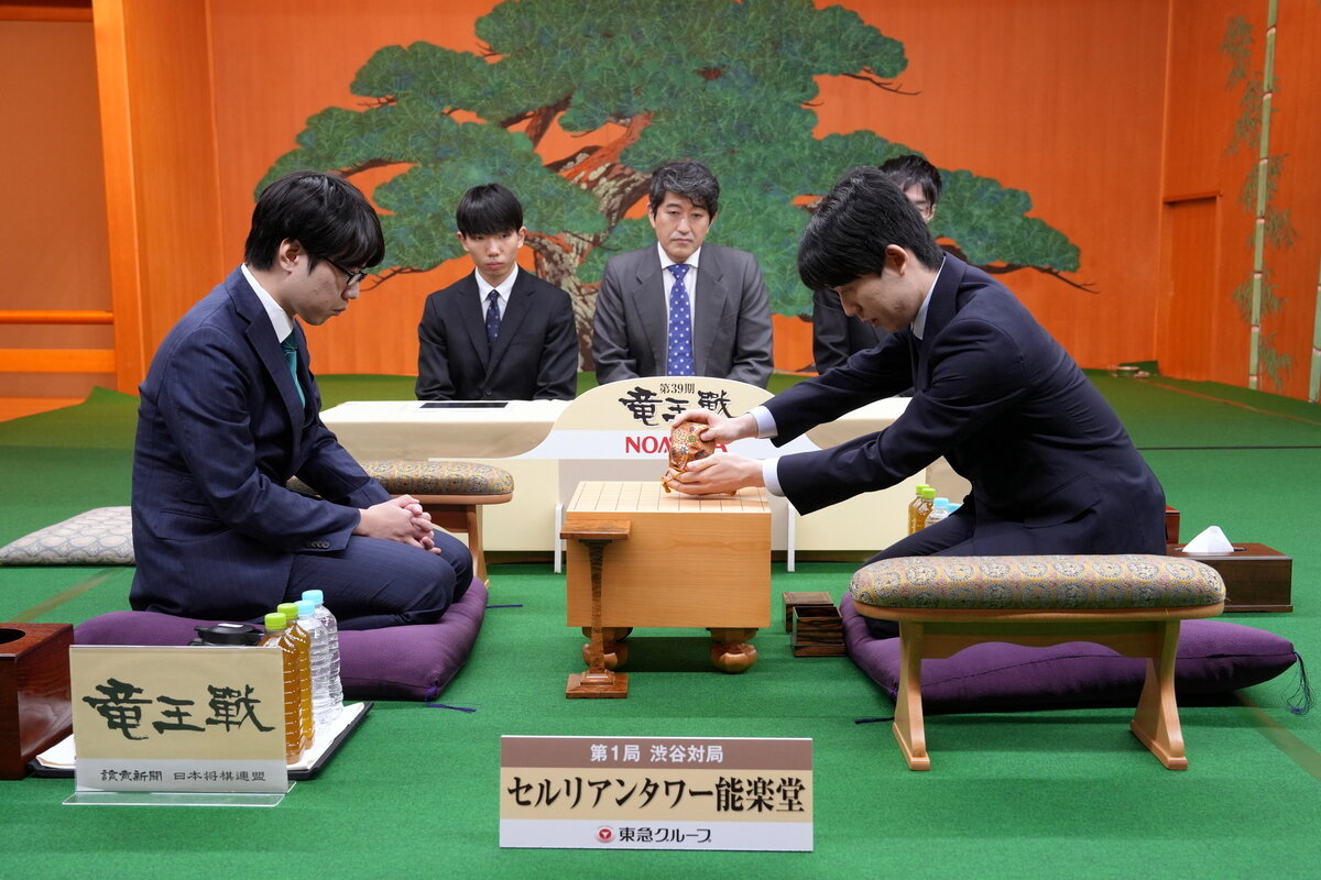 前日検分を行った服部慎一郎七段（左）と藤井聡太竜王（右、日本将棋連盟提供）
