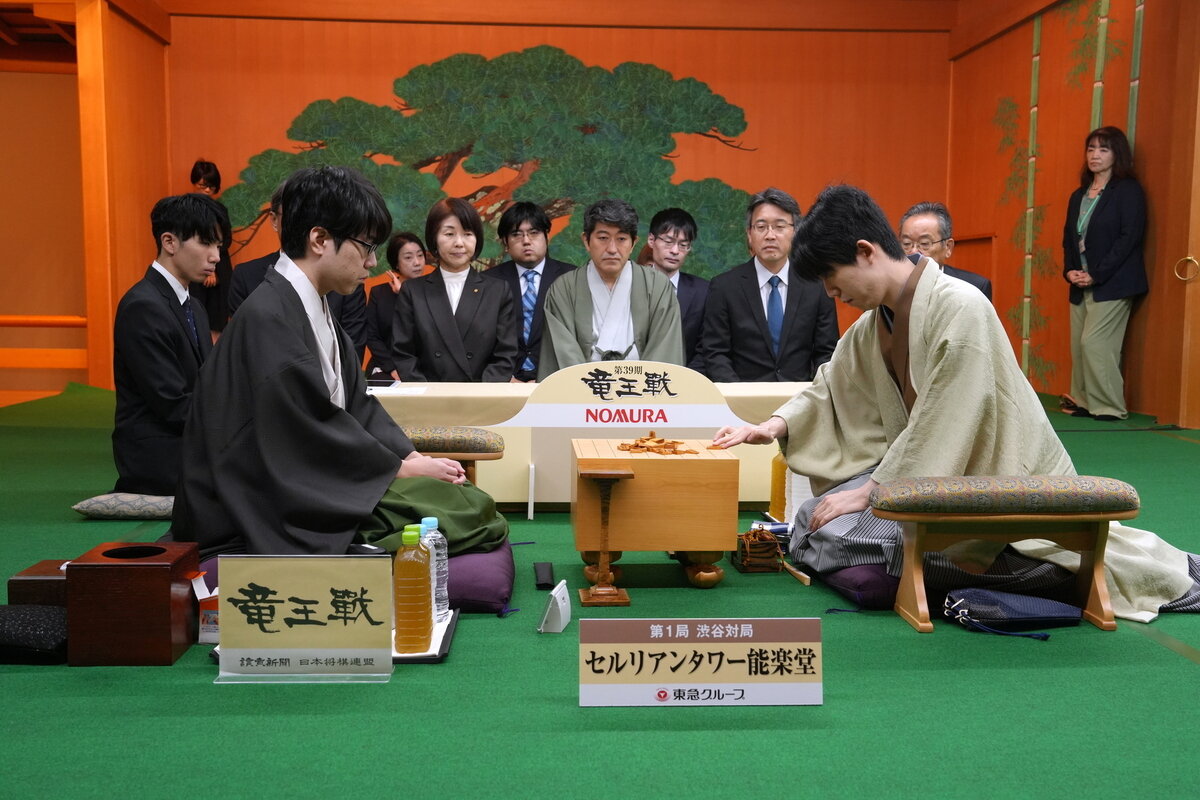 服部慎一郎七段（左）の挑戦を受ける藤井聡太竜王（右）の先手で竜王戦開幕局はスタート（日本将棋連盟提供）