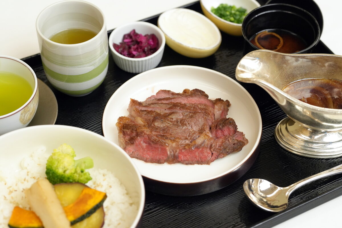 服部慎一郎七段の初日ランチは「国産牛の網焼きステーキ重　温野菜添え」（日本将棋連盟提供）