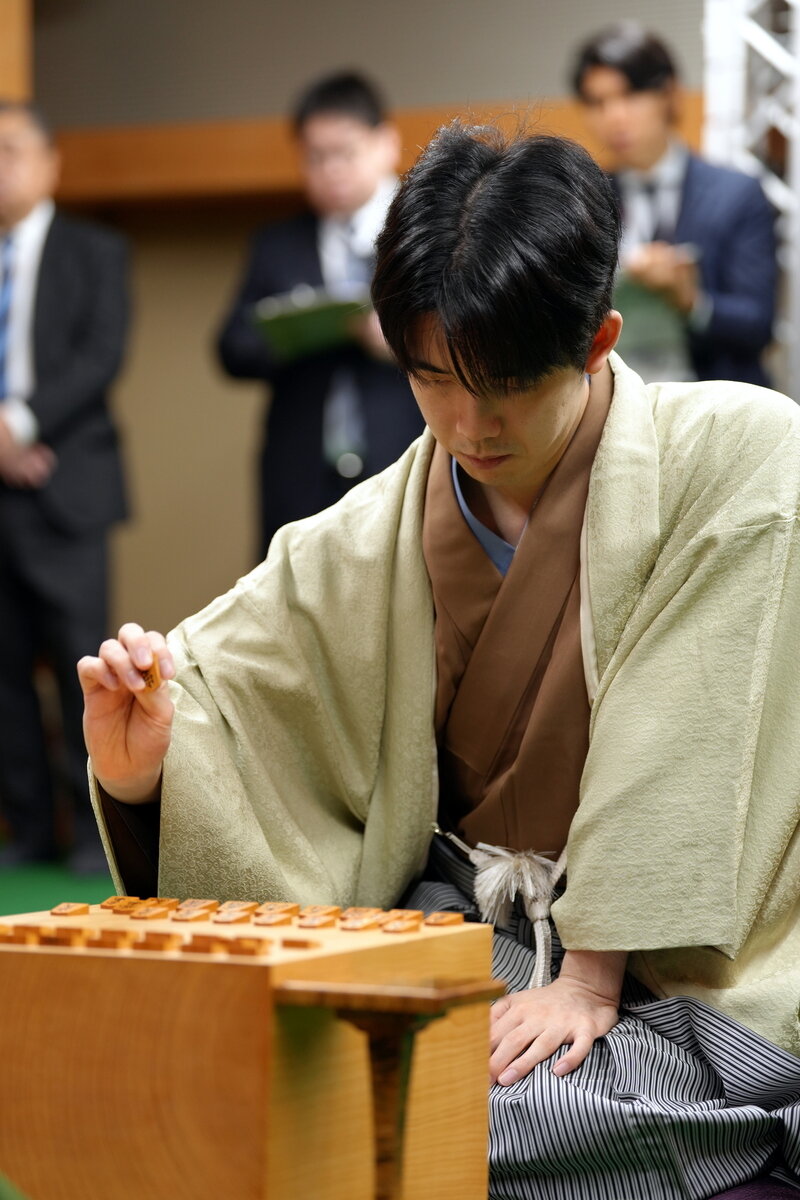 6連覇を座して服部慎一郎七段の挑戦を受ける藤井聡太竜王（日本将棋連盟提供）