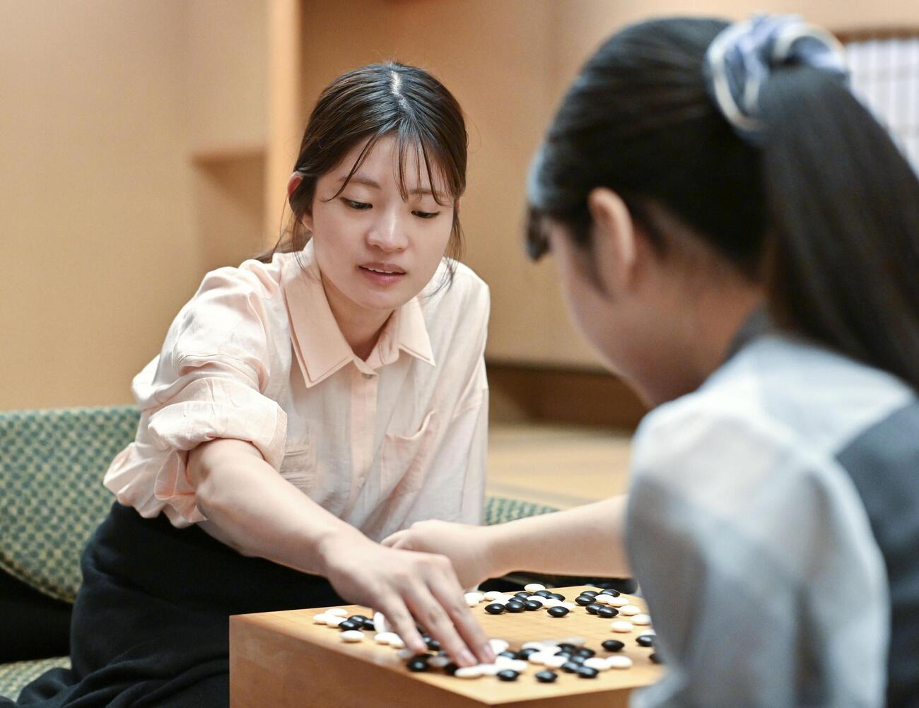 第45期女流本因坊戦5番勝負の第1局で上野梨紗四段（右）を破った藤沢里菜女流本因坊＝8日午後、岩手県花巻市（共同）