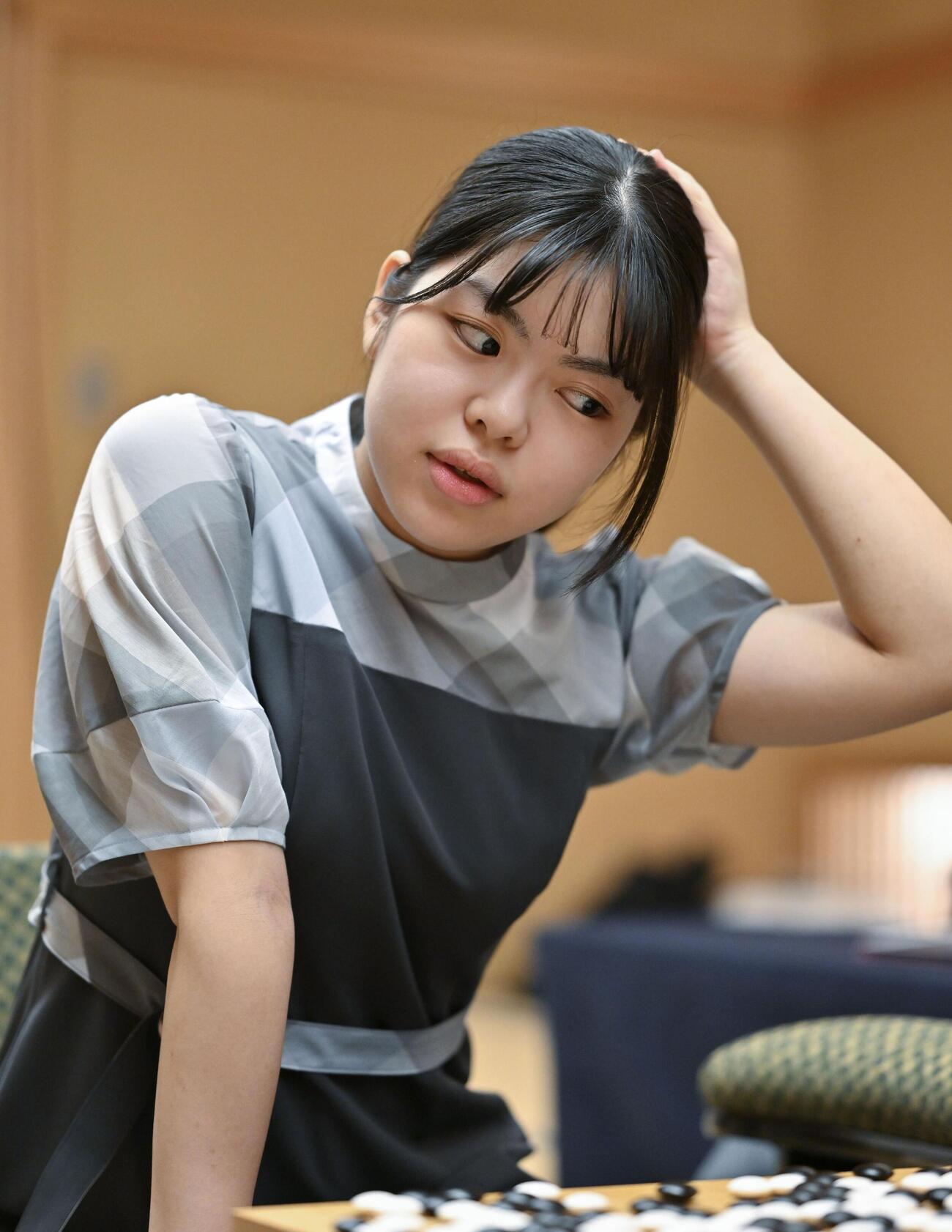 第45期女流本因坊戦5番勝負の第1局で藤沢里菜女流本因坊に敗れた上野梨紗四段＝8日午後、岩手県花巻市（共同）