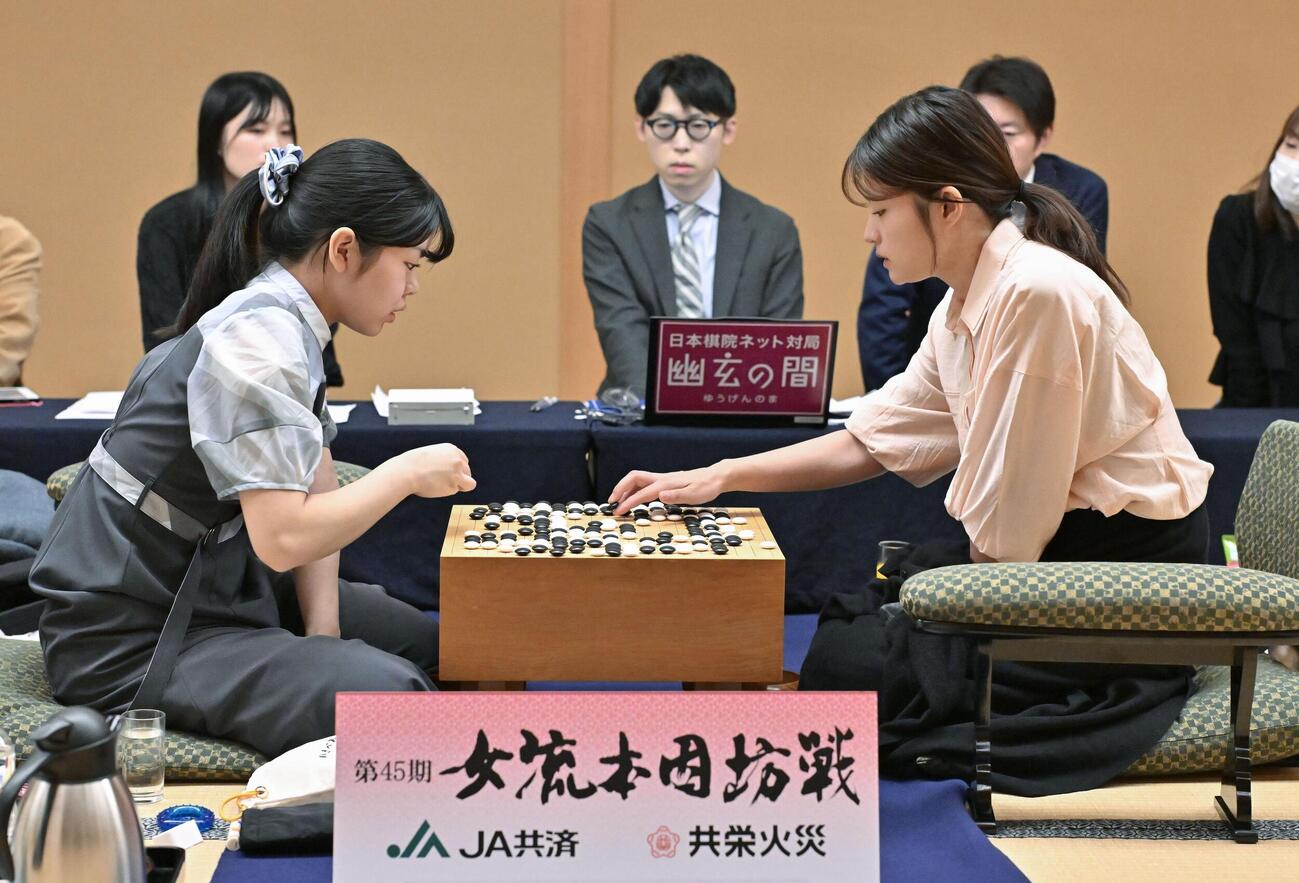 第45期女流本因坊戦5番勝負の第1局で、対局を振り返る藤沢里菜女流本因坊（右）と上野梨紗四段＝8日午後、岩手県花巻市（共同）