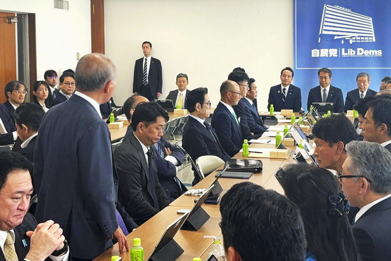 自民党部会で、鈴木宗男参院議員（左手前から2人目）から叱責を受ける簗農相（奥右から3人目）＝9日午前、東京・永田町の党本部(共同)