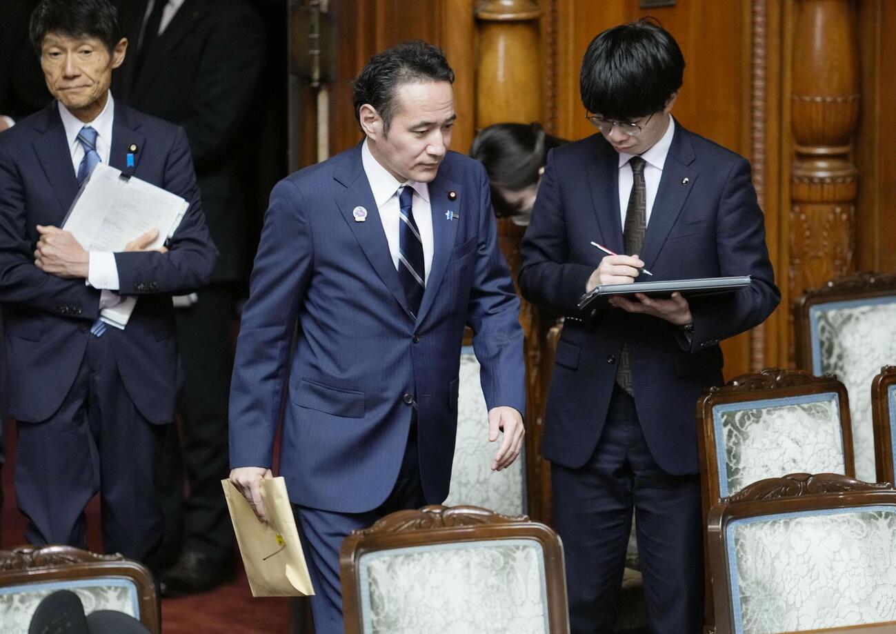 参院本会議に臨む簗農相（中央）＝9日午後（共同）