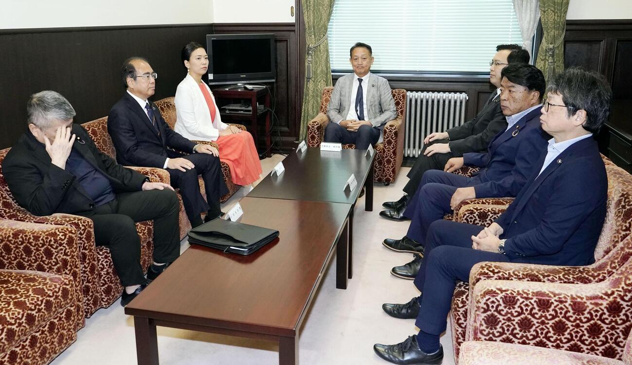 会談に臨む野党6党の参院国対委員長ら＝9日午後、国会（共同）
