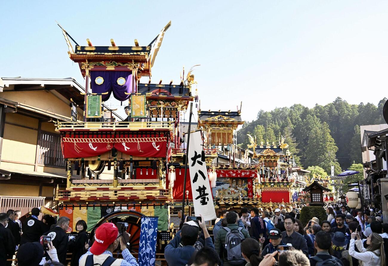 「秋の高山祭」が始まり、参道に並んだ豪華絢爛な屋台＝9日午前、岐阜県高山市(共同)
