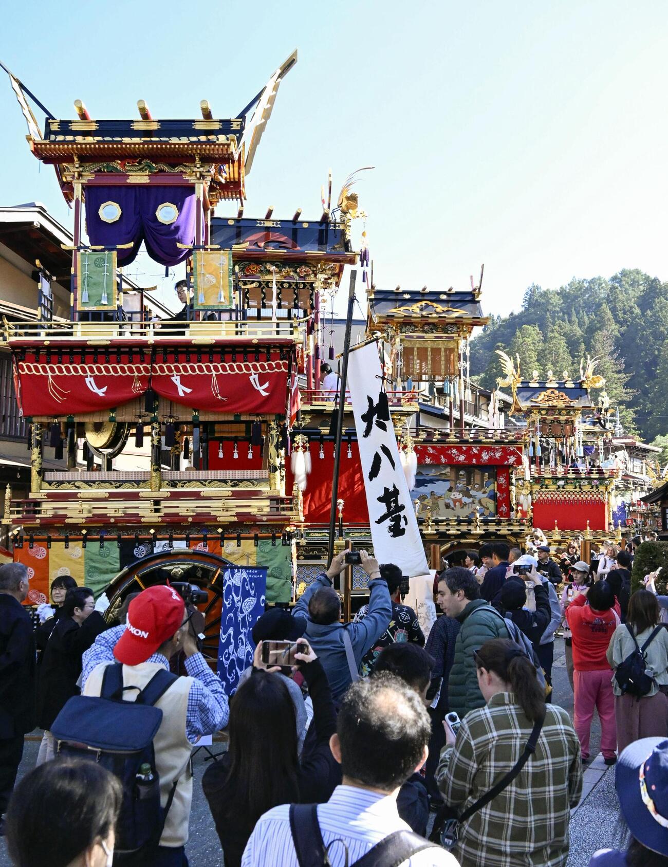 「秋の高山祭」が始まり、参道に並んだ豪華絢爛な屋台＝9日午前、岐阜県高山市(共同)