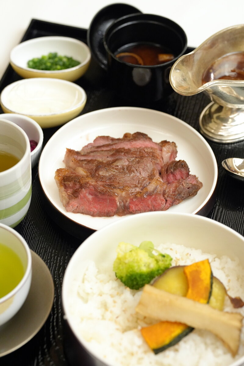 服部慎一郎七段が初日ランチに頼んだ「国産牛の網焼きステーキ重　温野菜添え」（日本将棋連盟提供）