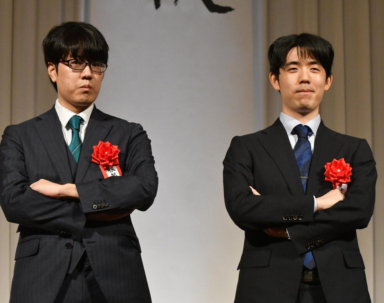 開幕局に向けて腕組みで闘志を見せる挑戦者の服部慎一郎七段と藤井聡太竜王（右）（2026年10月8日撮影）