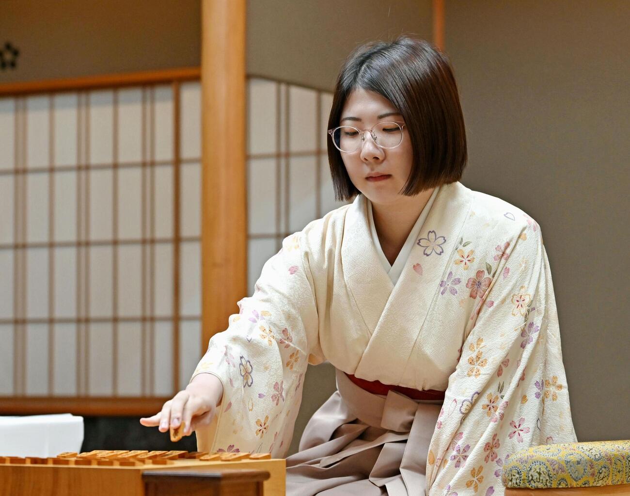 将棋の第6期白玲戦7番勝負の第5局で福間香奈女流四冠と対局する西山朋佳白玲（共同）